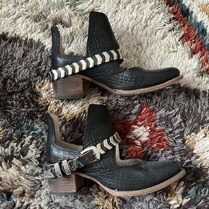 Freebird Blade booties black croco